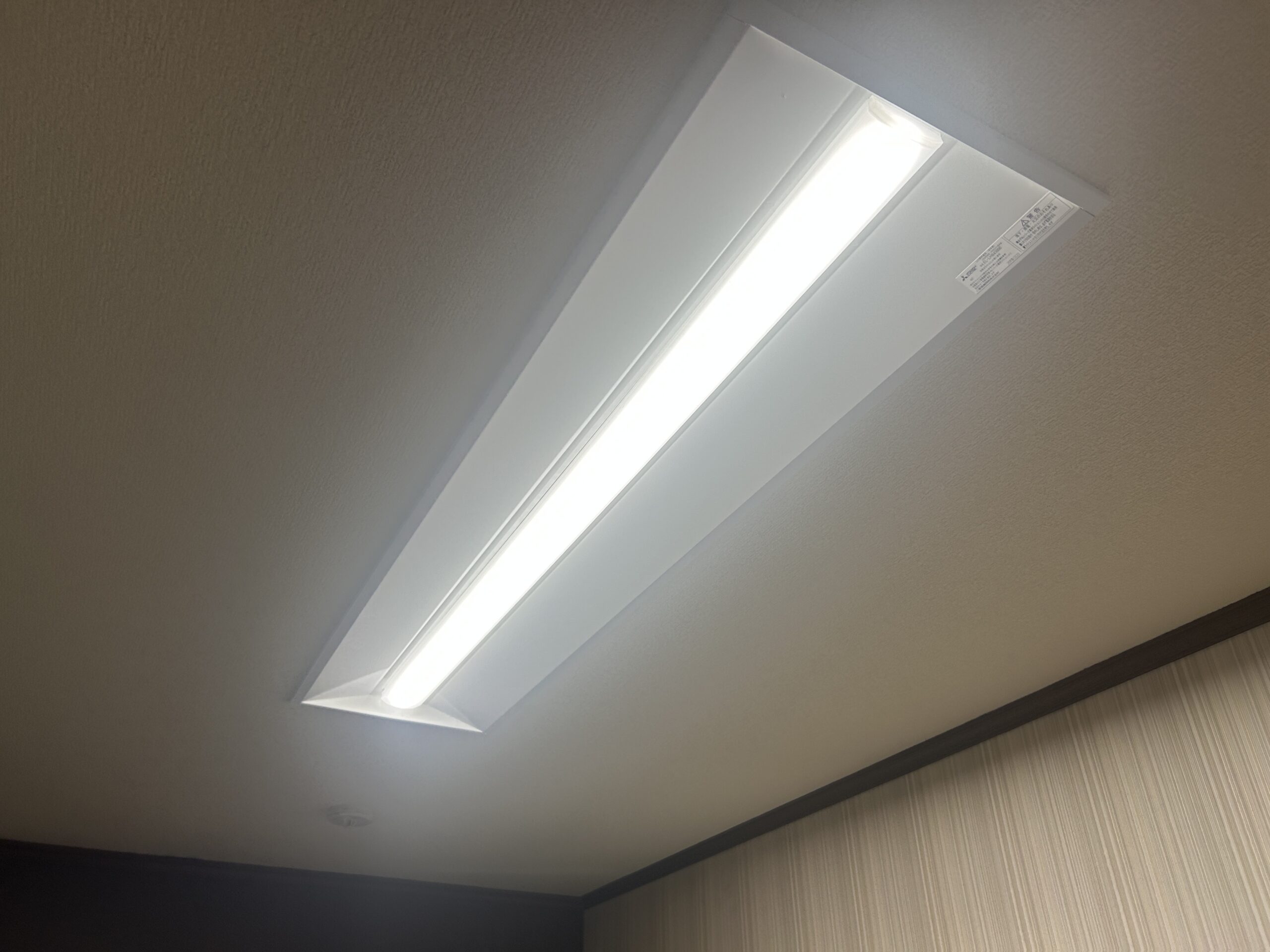 取付・点灯確認を終えたLED埋込照明。開口にすっきりと収まっている