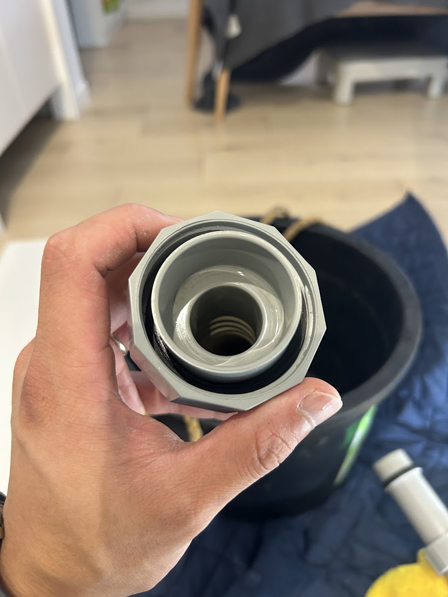清掃後、内側の汚れが取り除かれたパーツ