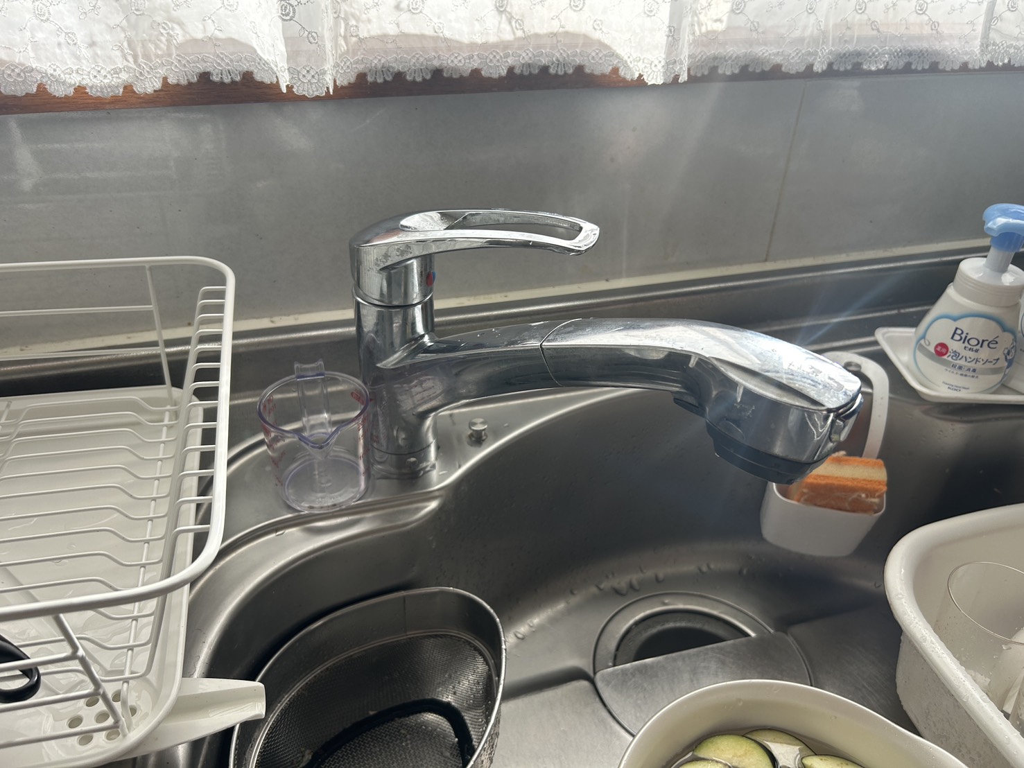 交換後の混合栓からストレートで吐水している様子