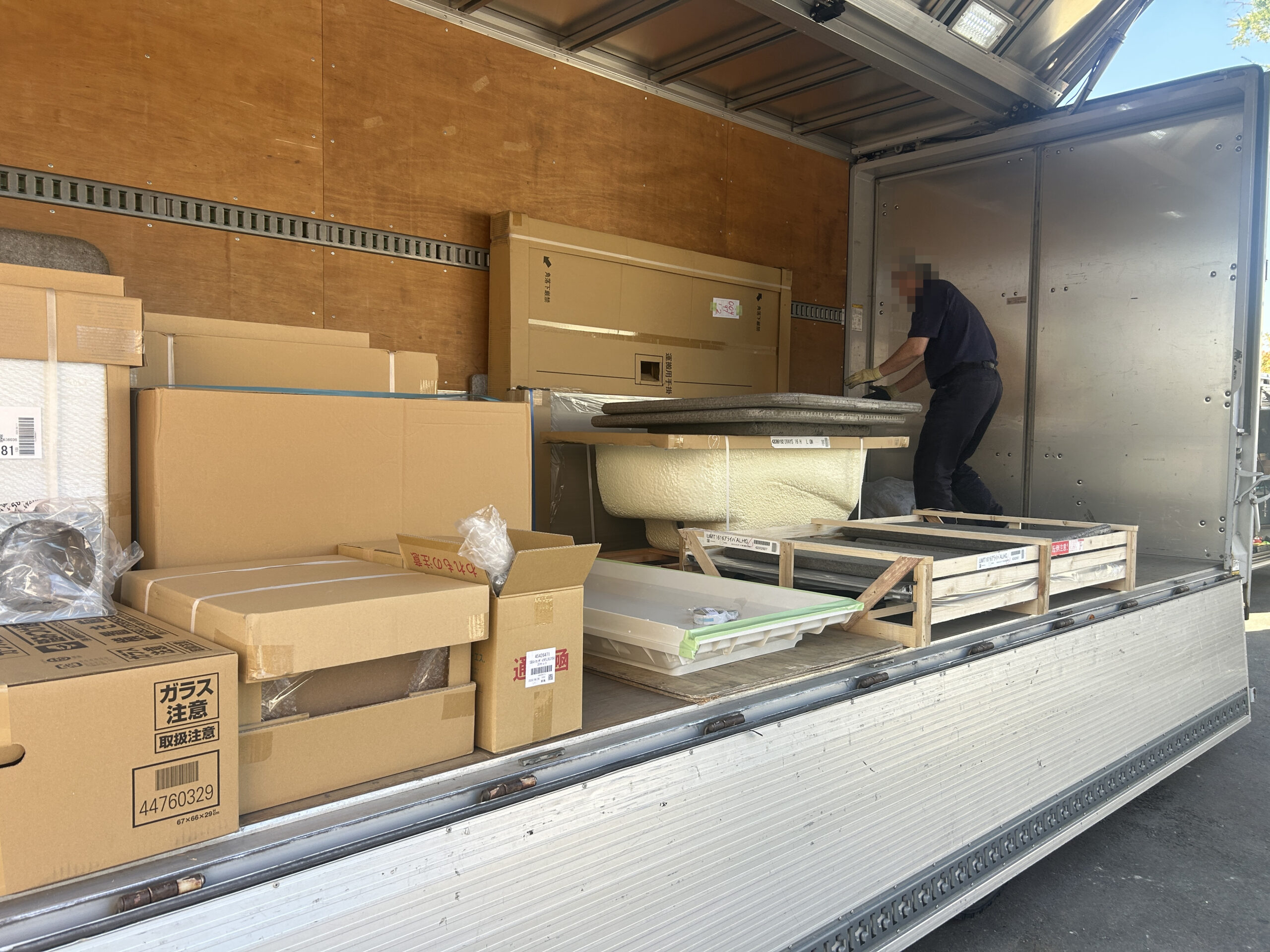 トラックの荷台に積まれた浴槽やユニットバスの部材